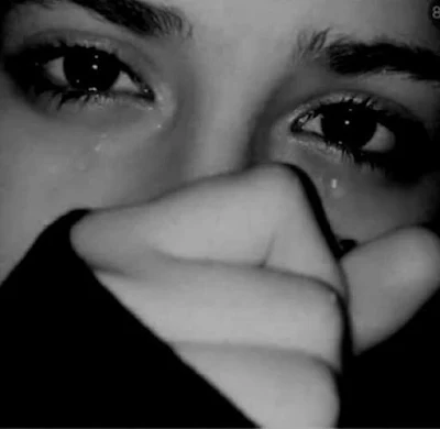 صور خلفيات بنات حزينة تبكي بالدموع