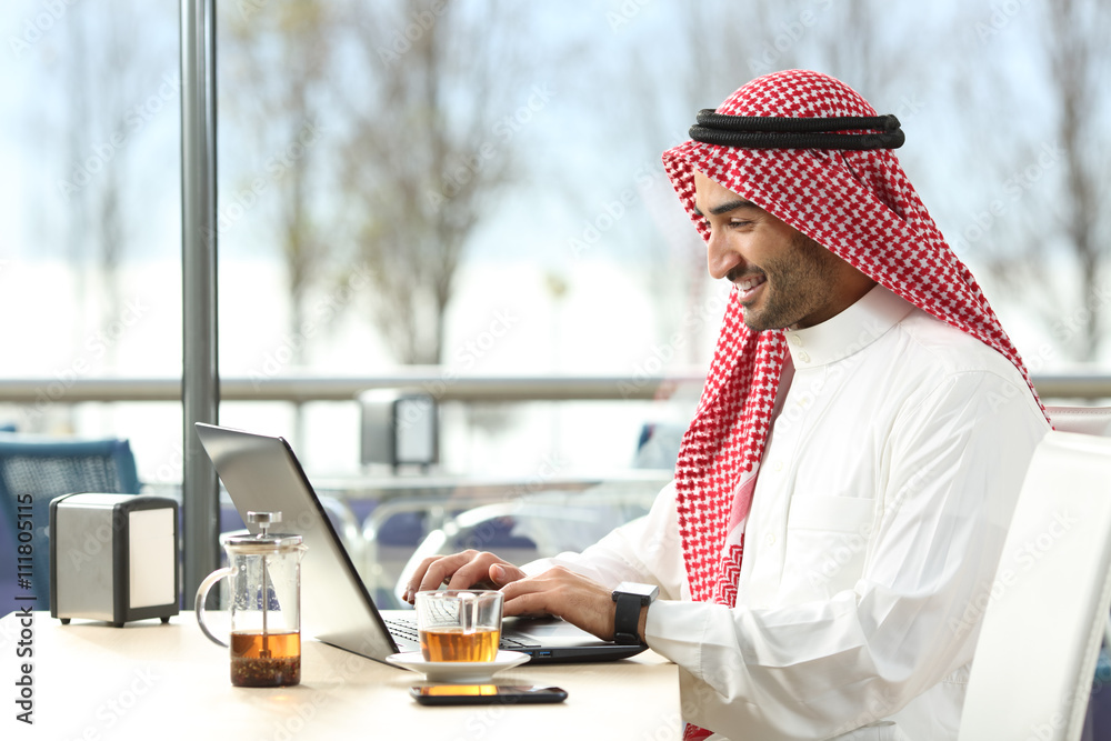 arab saudi man working online with a laptop stockpack adobe stock| وظائف المركز الوطني للرقابة على الالتزام البيئي في الرياض في السعودية في عدة تخصصات